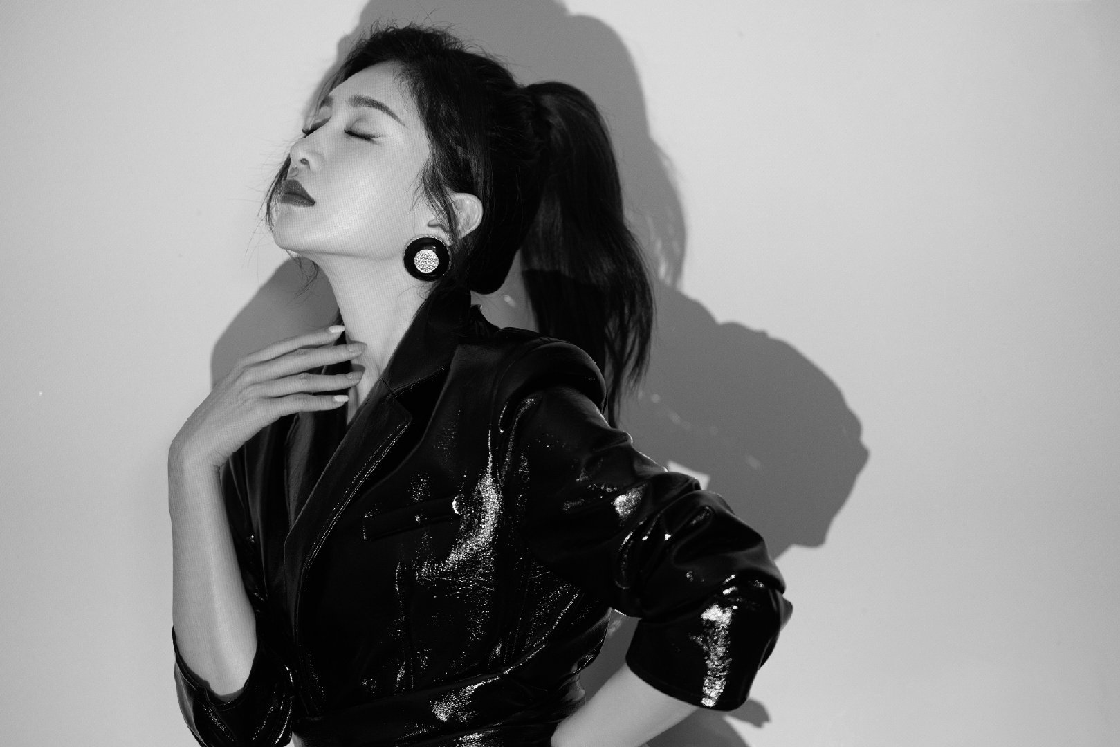 江疏影黑色收腰皮西装利落的高马尾飒性十足酷girl没跑了