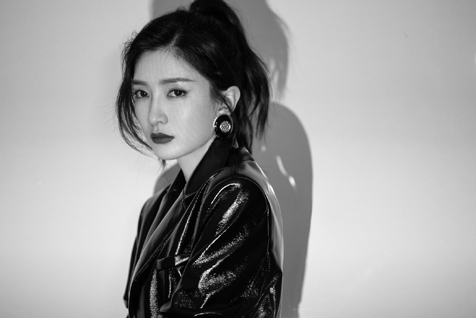 江疏影黑色收腰皮西装利落的高马尾飒性十足酷girl没跑了