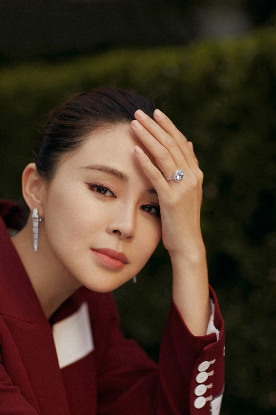 关悦的发型也是很不错的,这一种将所有头发梳在脑后的方式确实很简洁