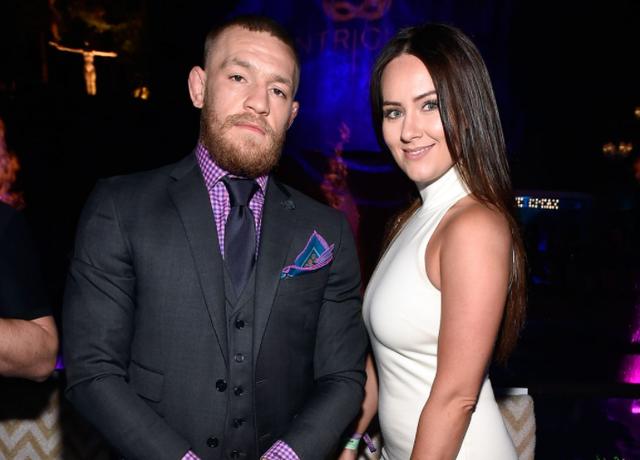 嘴炮太有钱,1年能赚67亿!一家4口享福,妻子心疼,12年不离弃