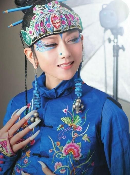 62岁杨丽萍现身春晚彩排素颜皮肤无瑕疵穿民族风服装仙气十足