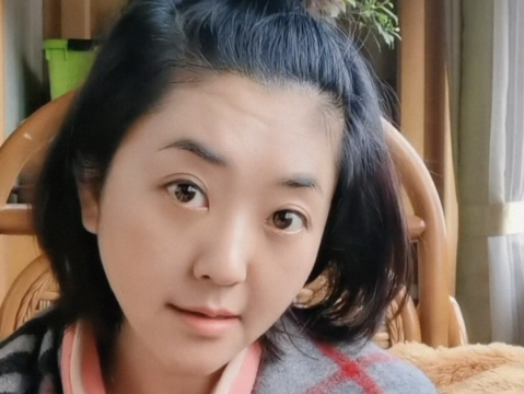 央视方琼素颜露面,熬夜包饺子黑眼圈明显,粉睡衣卖萌请假遭拒绝