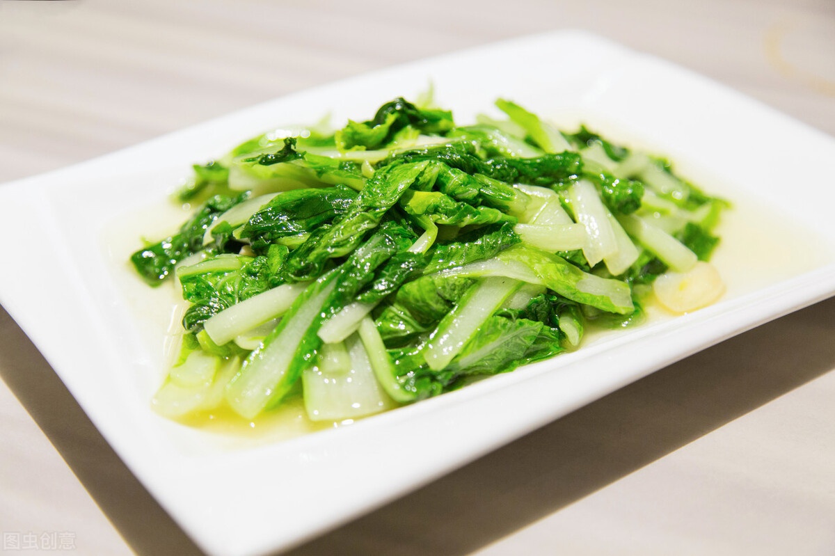 为啥饭店里的炒青菜那么好吃?大厨教你2个妙招,炒出来又香又脆