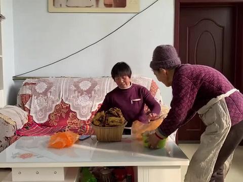 二丫封在县城有20天了,大妮准备年糕和肉一大堆,可怜天下父母心