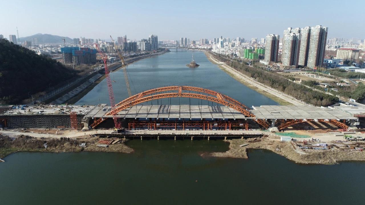 春晓路跨浉河拱桥桥面板吊装完成