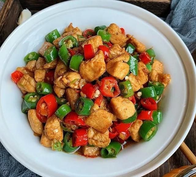 爆炒鸡丁的做法,鲜香微辣且藤椒味十足,不失为一道下饭的好菜品