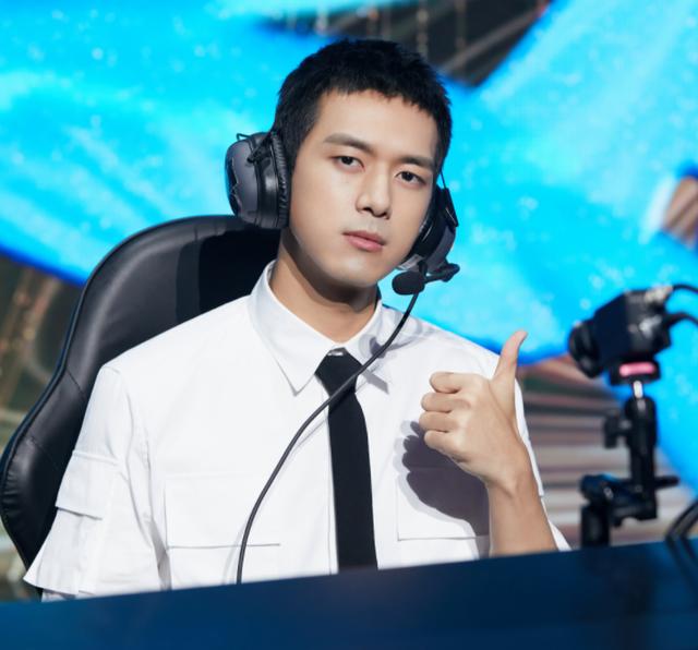 李现杨幂一同出席游戏直播,女方粉色挑染帅气,电竞女神有脸了