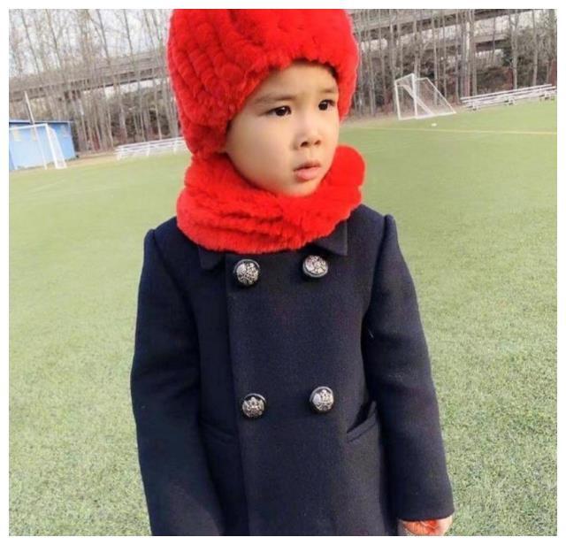 黄圣依为小儿子庆生四岁杨安麟穿绿色套装双手背后五官真像妈