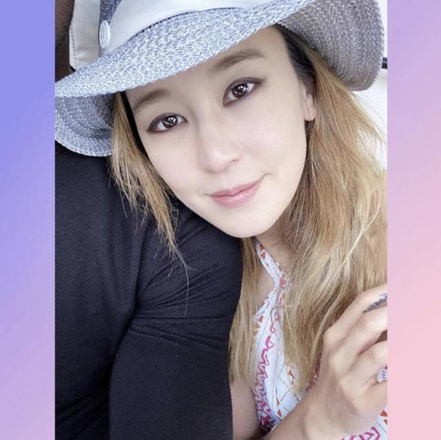 陈冠希二姐44岁陈见飞近照脸上雀斑显憔悴和黑人男友秀恩爱