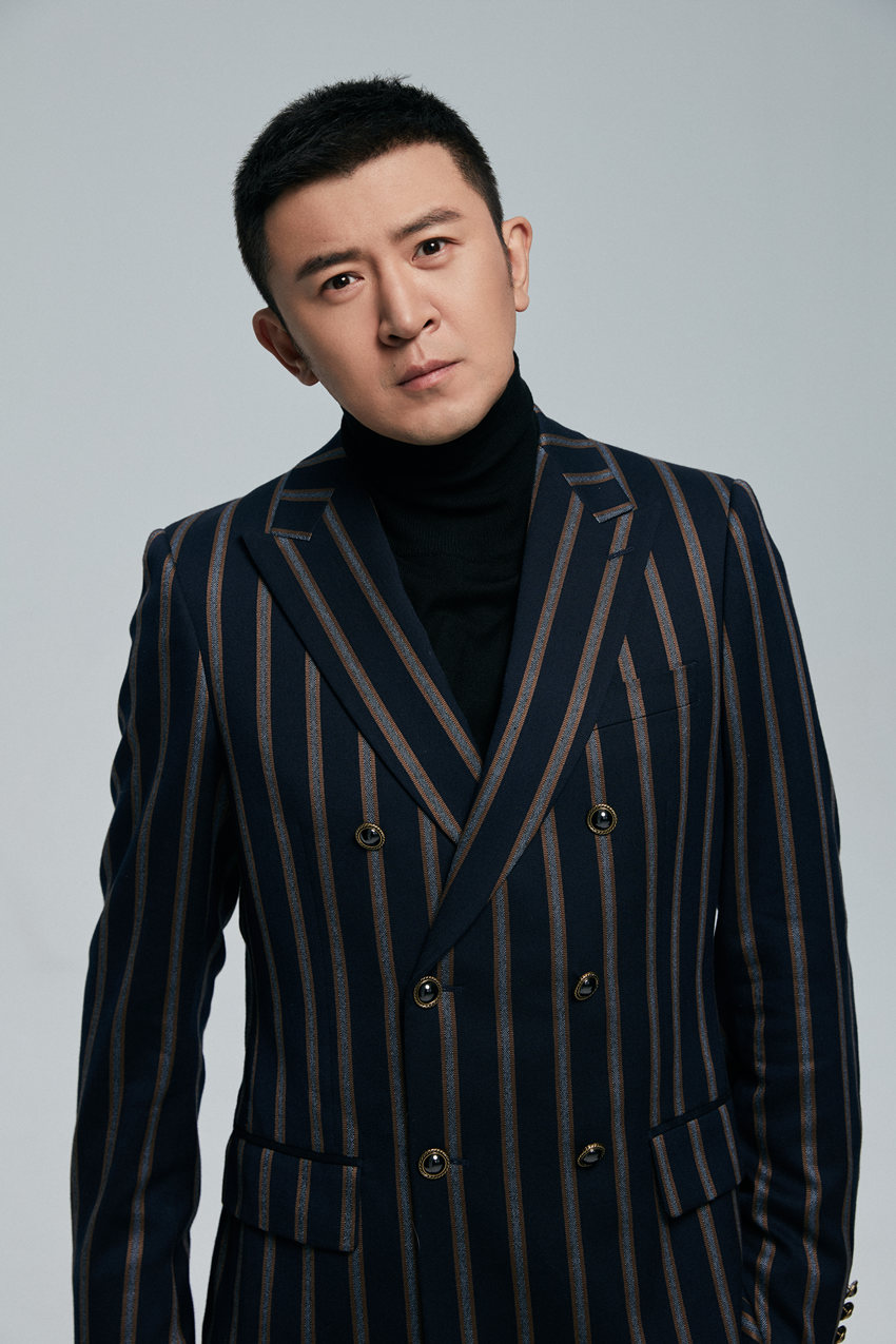 《上阳赋》郭家铭西装写真 "憨太子"一展绅士品格