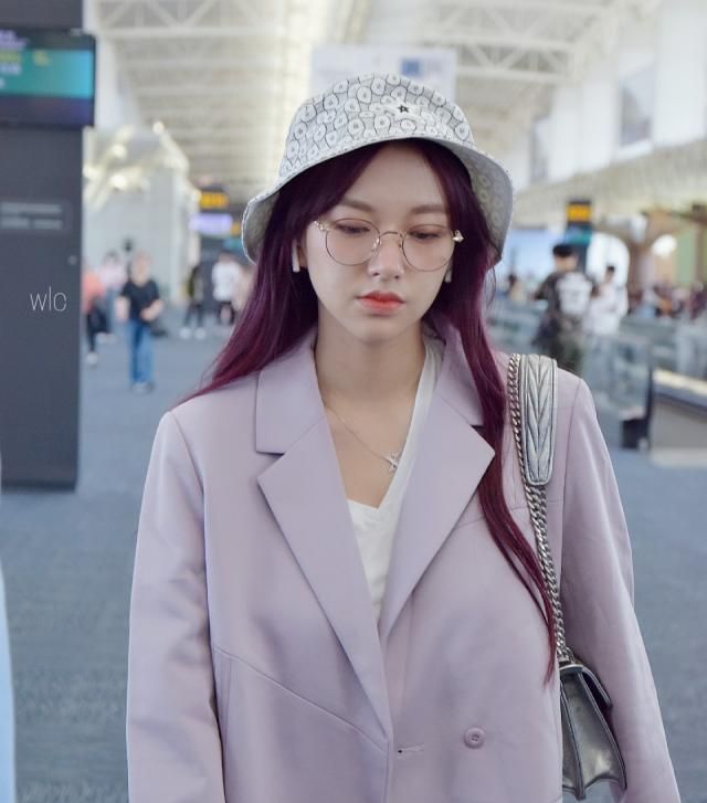 程潇紫色西装搭配红发成为人群中最靓的仔抓住了路人的目光