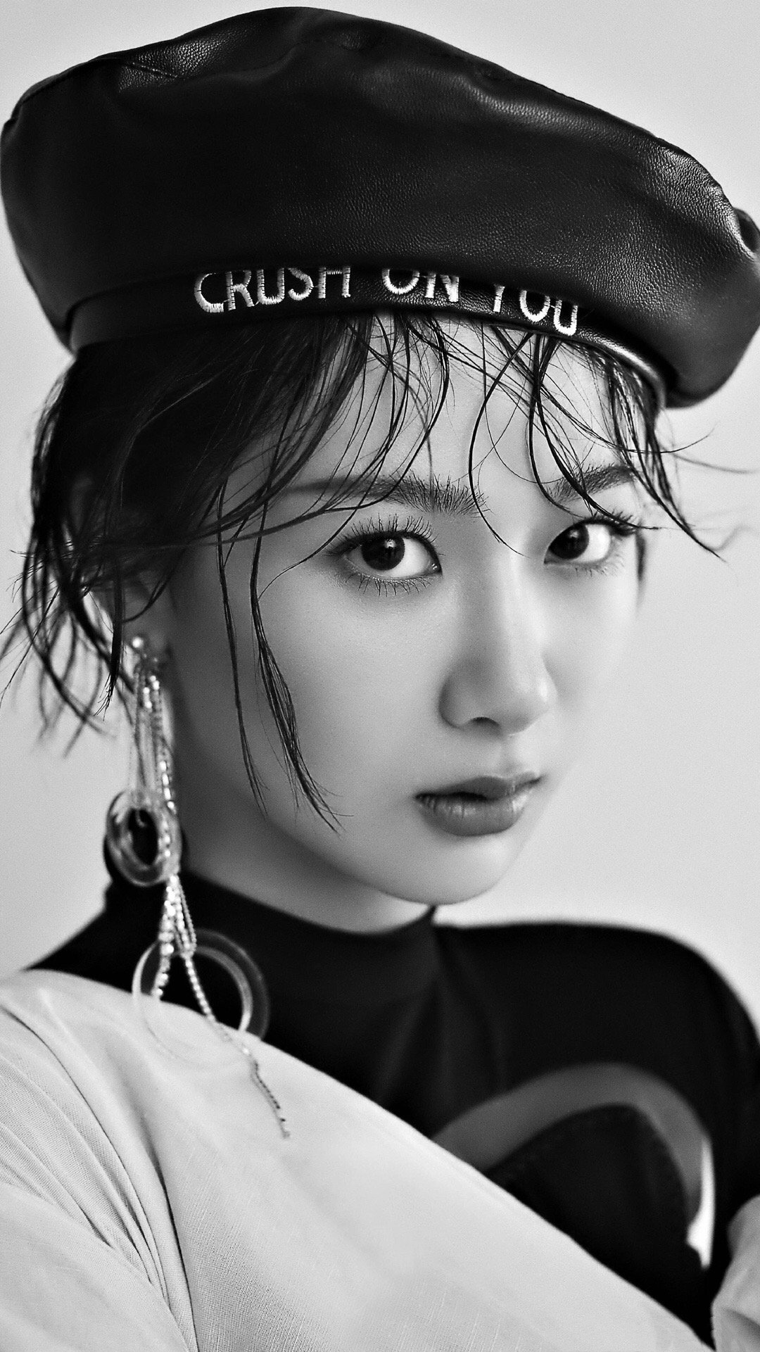 杨紫罕见曝黑白大片,新穿搭有点高冷,90花不再是时尚黑洞