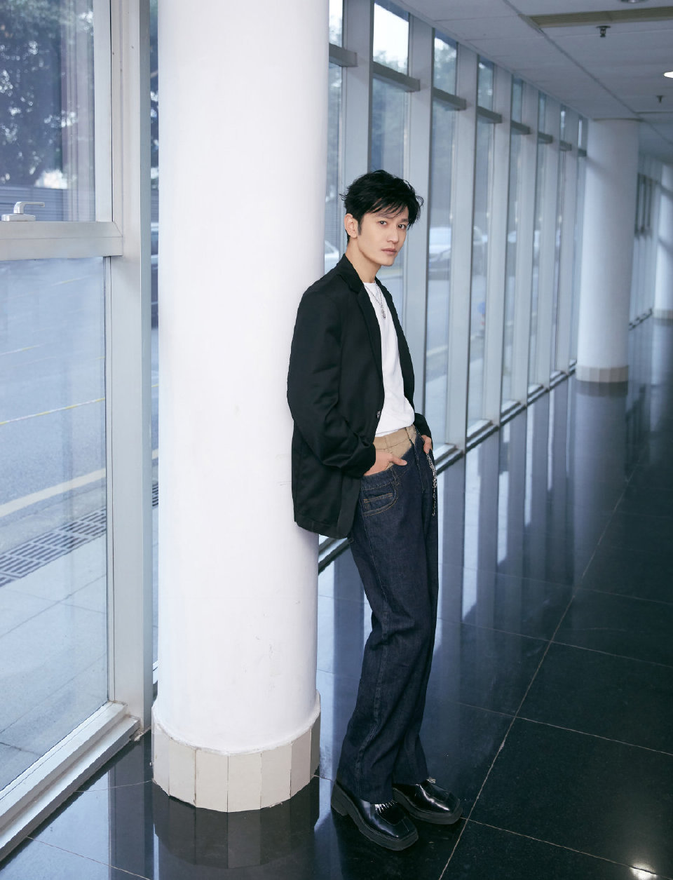 黄晓明简约系穿搭,黑西装配白tee,棱角分明的轮廓,帅气十足