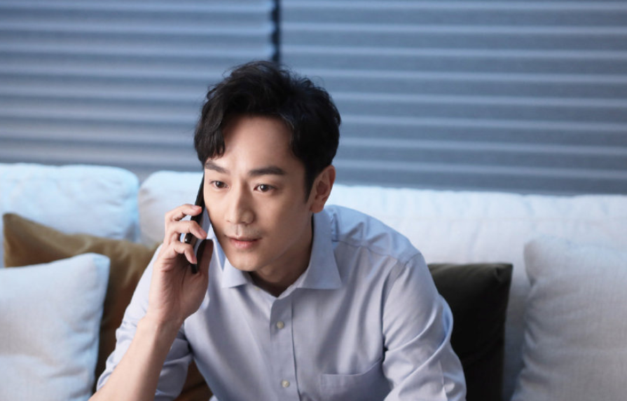 林佑威饰演的"霍伟伦",与"林中硕"是同公司的同事