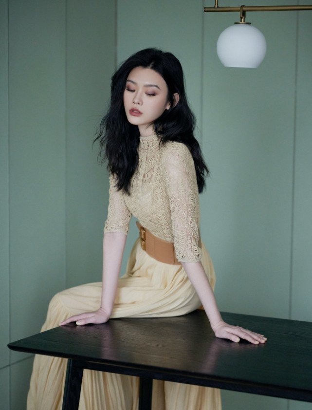 奚梦瑶最新活动美照,穿束腰裙一展迷人身姿,当妈后超模范依旧