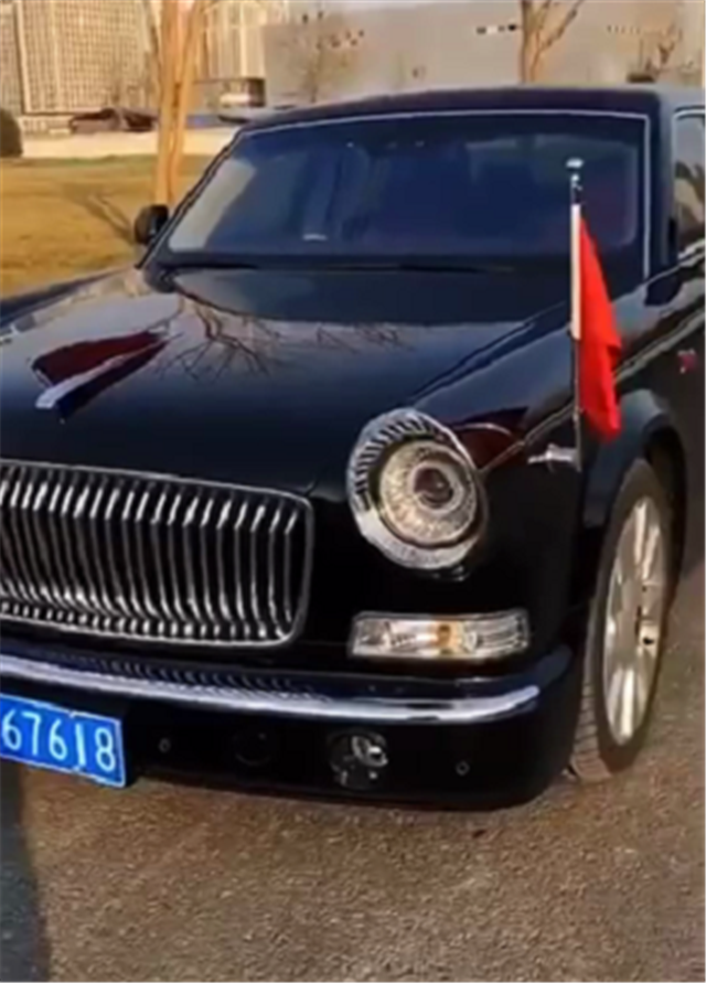 插旗的红旗l5,挂京a牌,牌值6位数,车主还是某企业家