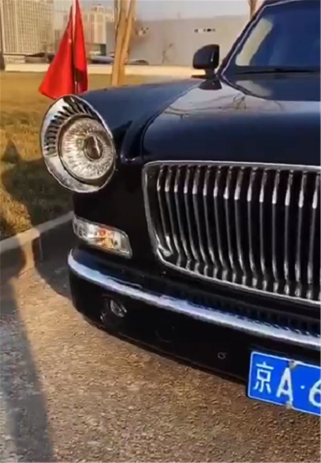 插旗的红旗l5挂京a牌牌值6位数车主还是某企业家