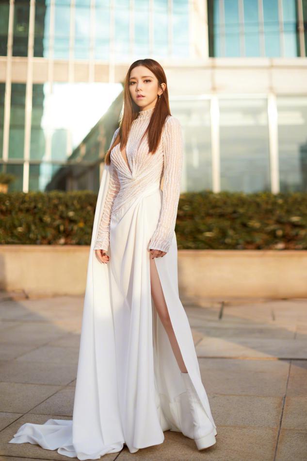 邓紫棋罕见淡妆认不出,不画眼影秒变清纯学生妹,穿起裙装太温柔