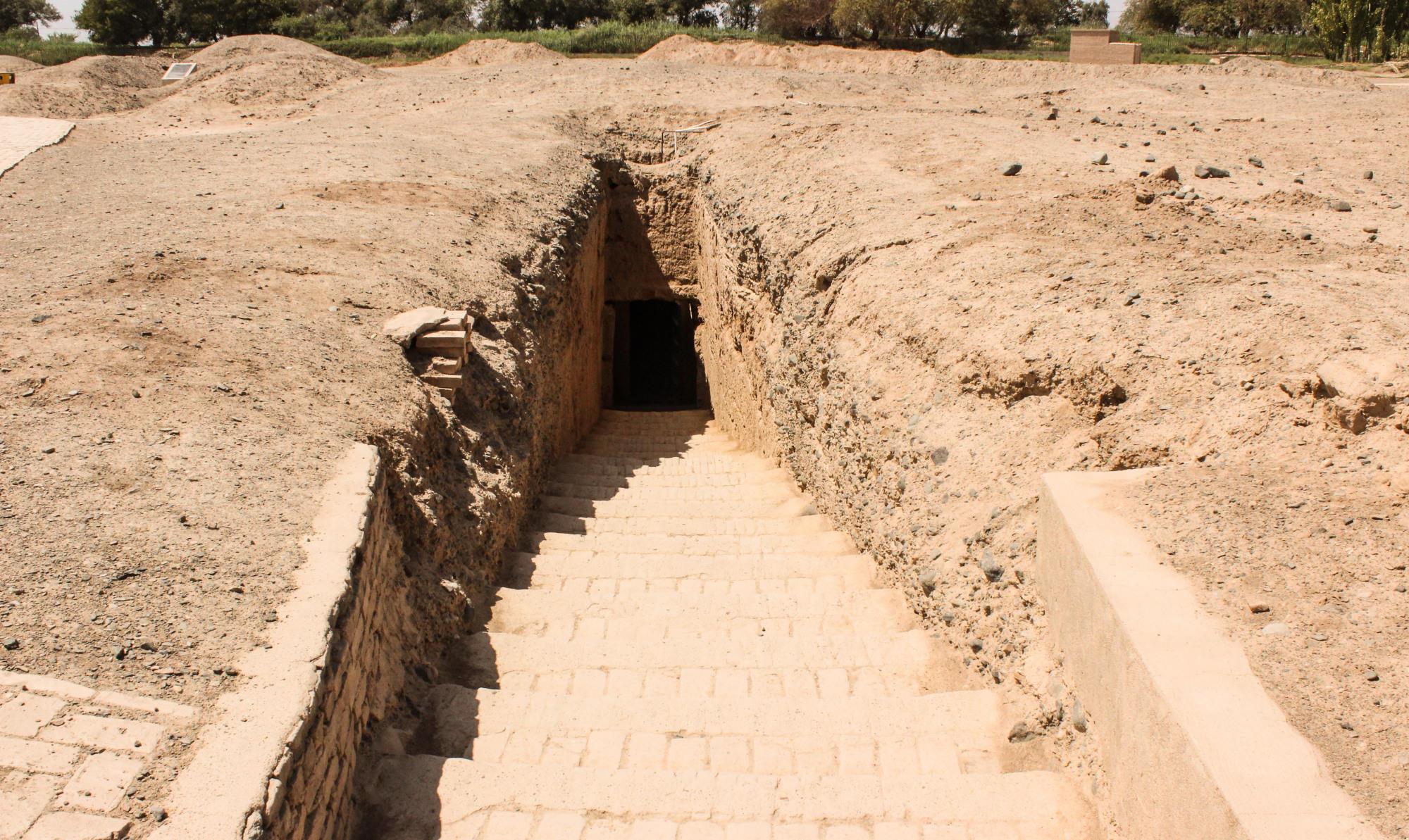 阿斯塔纳墓地,全名为"哈拉和卓·阿斯塔纳",意思是"勇士京都".