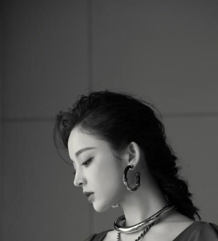 古力娜扎终于开始打扮了,一袭裙装上身,既显美丽又高级