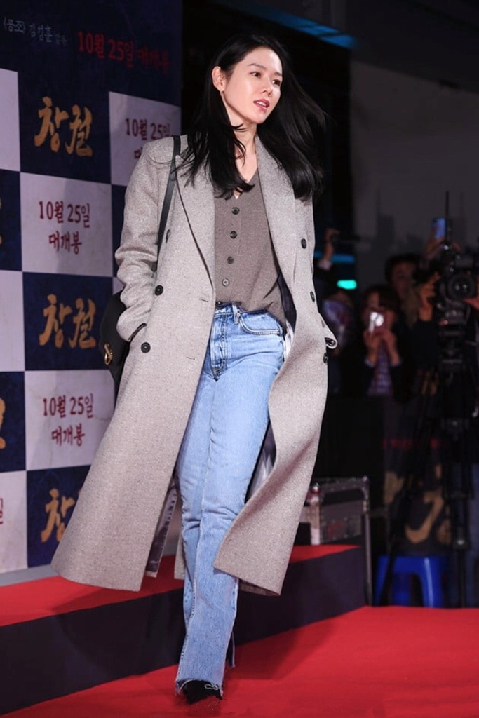 孙艺珍不愧是"气质女神",即便穿上普通的灰大衣,也没有路人感