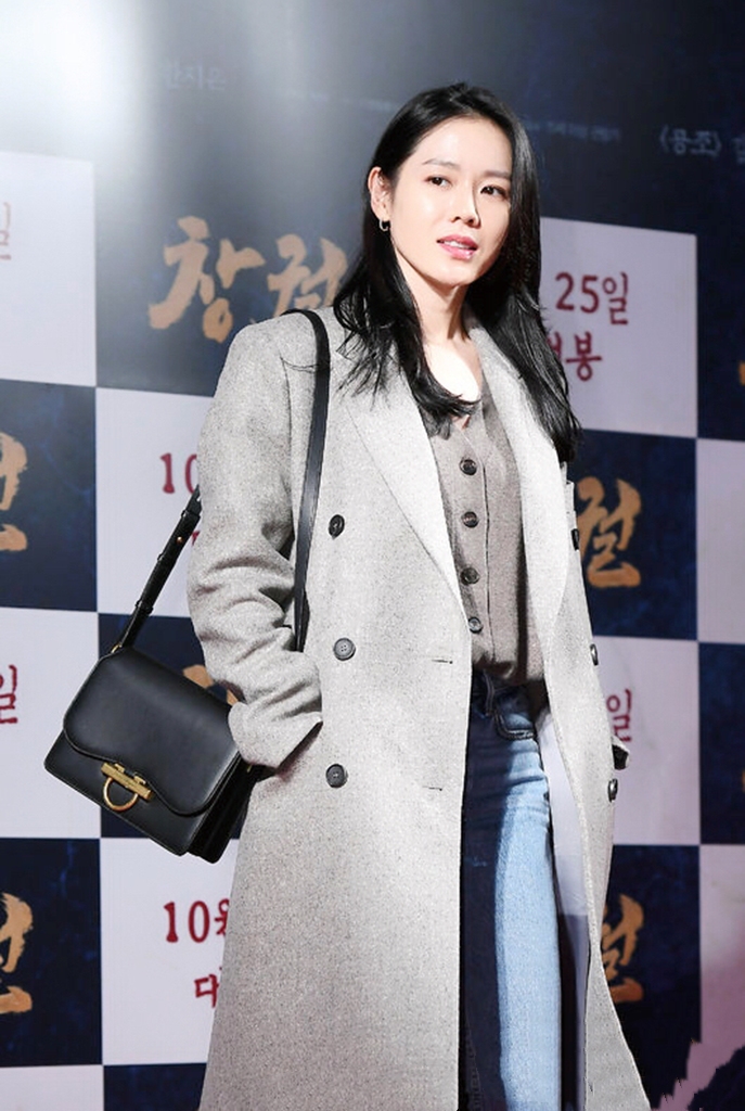 孙艺珍不愧是"气质女神",即便穿上普通的灰大衣,也没有路人感