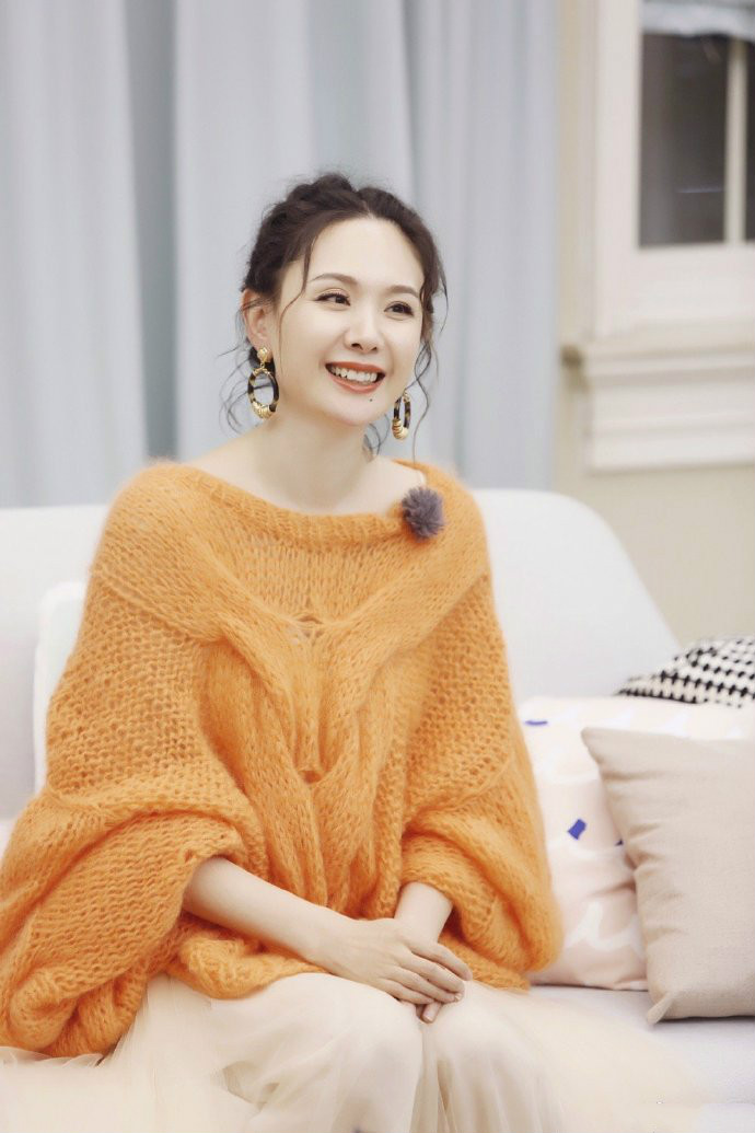 43岁程莉莎真富态,穿一身丝绒旗袍高贵典雅,就是发型有点老气