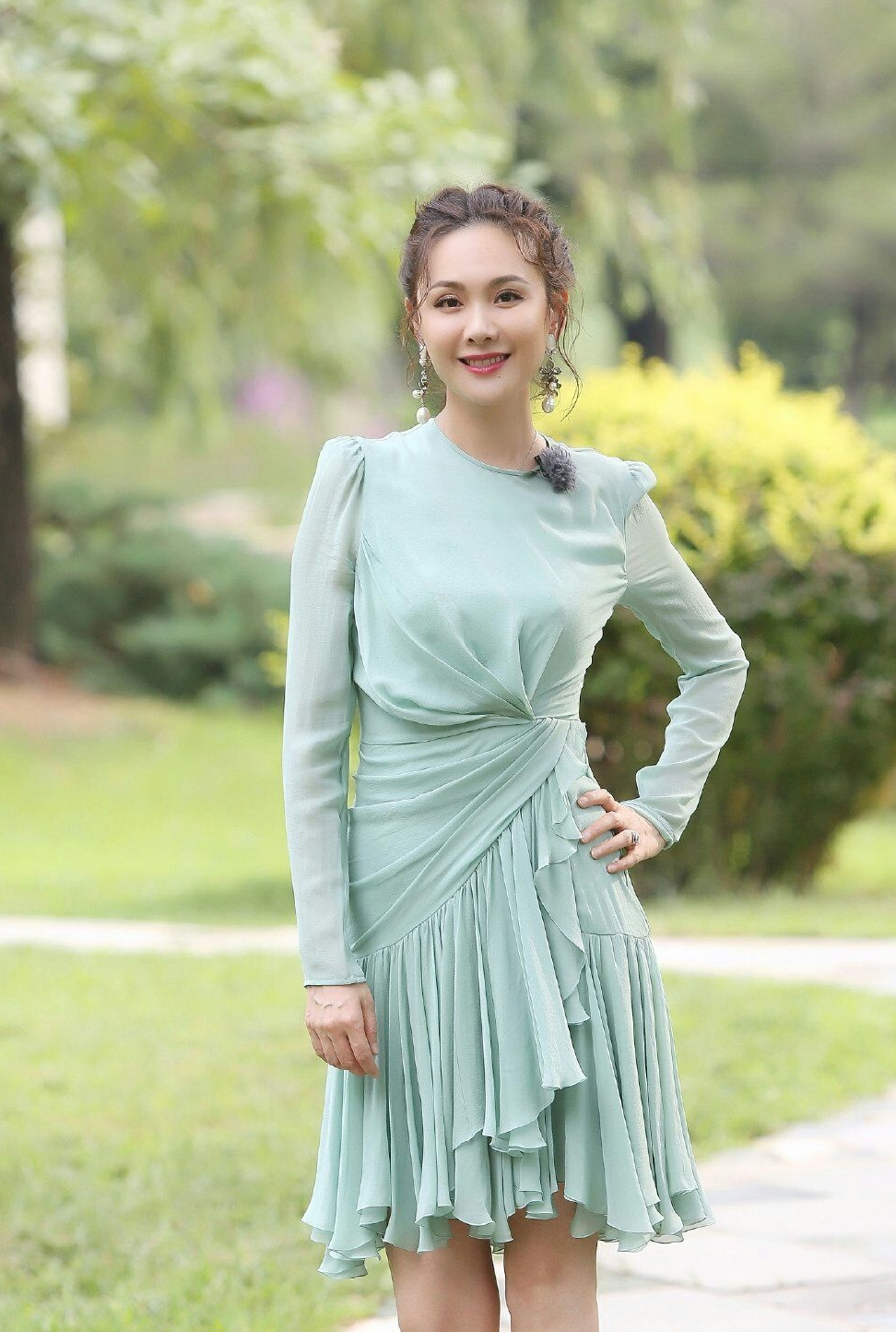 43岁程莉莎真富态,穿一身丝绒旗袍高贵典雅,就是发型有点老气