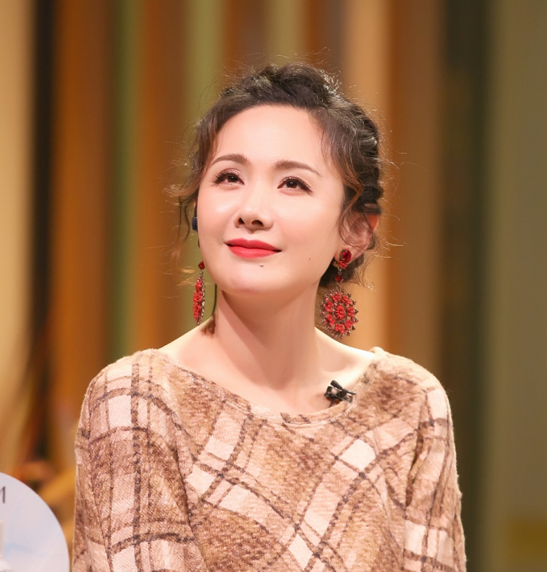 43岁程莉莎真富态,穿一身丝绒旗袍高贵典雅,就是发型有点老气