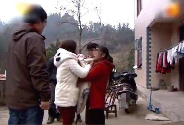 18岁女子生完孩子后离家出走，当她见到孩子时，顿时痛哭不已休闲区蓝鸢梦想 - Www.slyday.coM