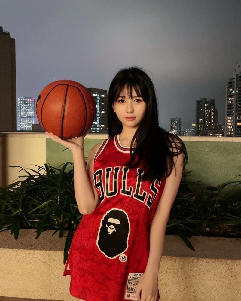 最美星二代沈月剪了刘海扮混血美女邱淑贞赞似法国明星苏菲玛索