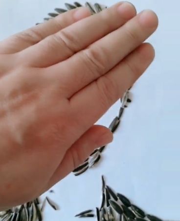 女子慢慢移开手.