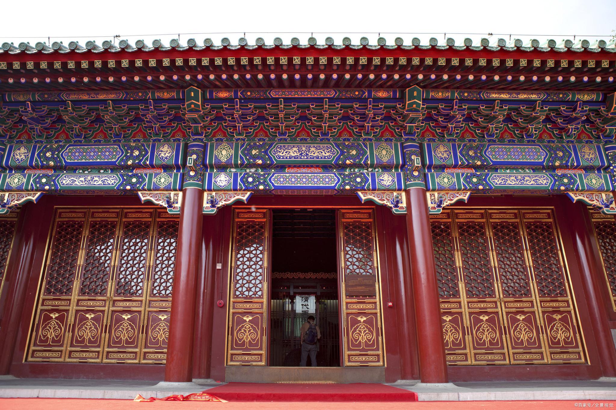 功能恭王府内部装饰非常奢华,因为是大贪官和珅的宅院,因此和珅在建