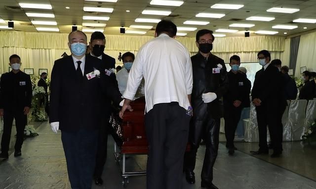 tvb李香琴出殡,独女满头白发抱遗像哀思,苗侨伟黄百鸣等扶灵