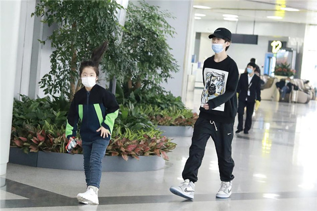 1月26日,张亮儿子女儿现身机场,天天一身黑色装扮,戴着黑色鸭舌帽,一