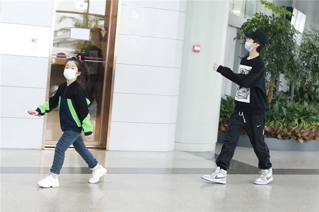 张亮儿子和女儿一起现身机场,天天大长腿引人注目,帅气十足