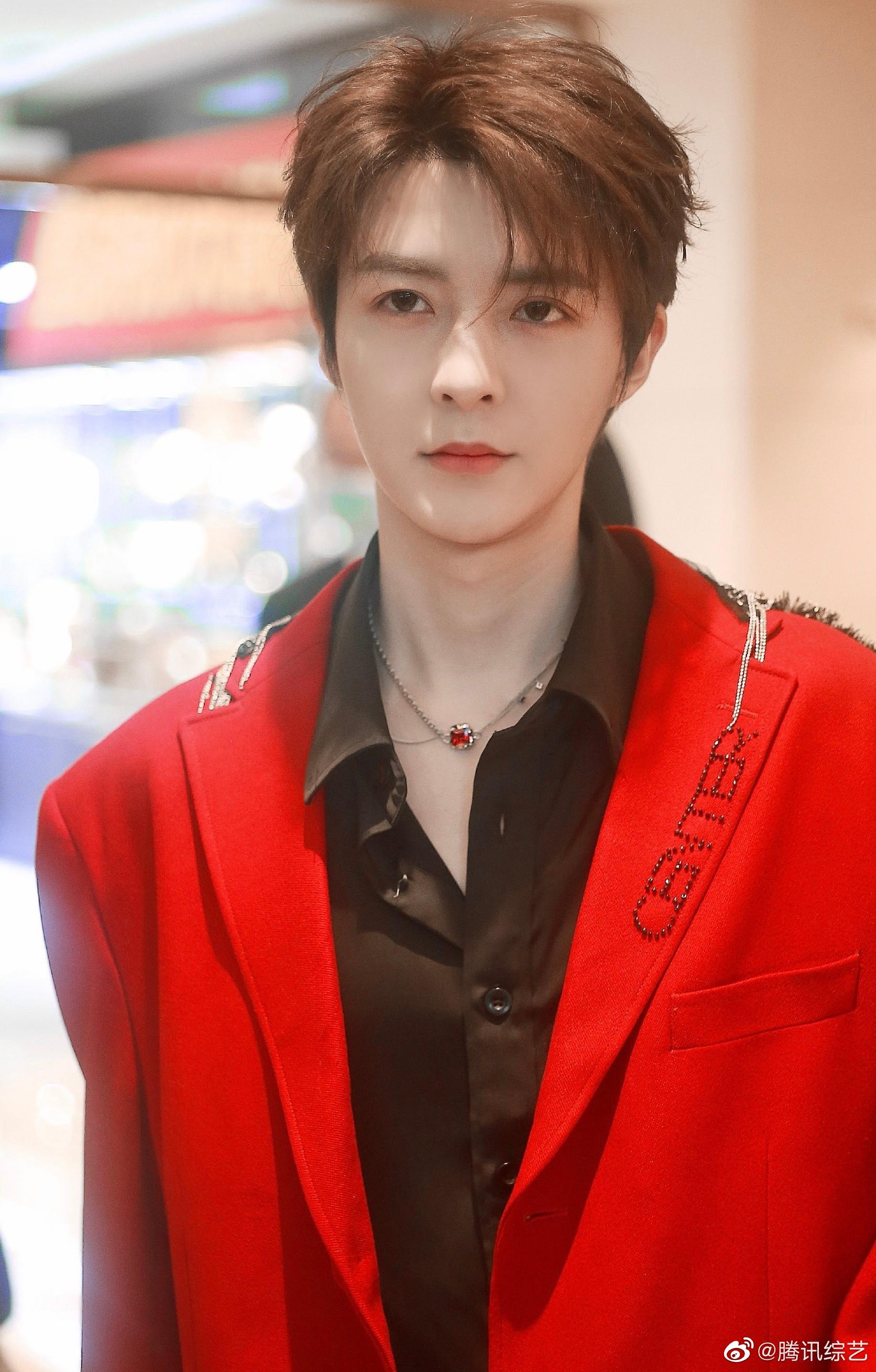 红色西装搭配黑色衬衫录制重庆春晚……|管栎|重庆_新浪新闻