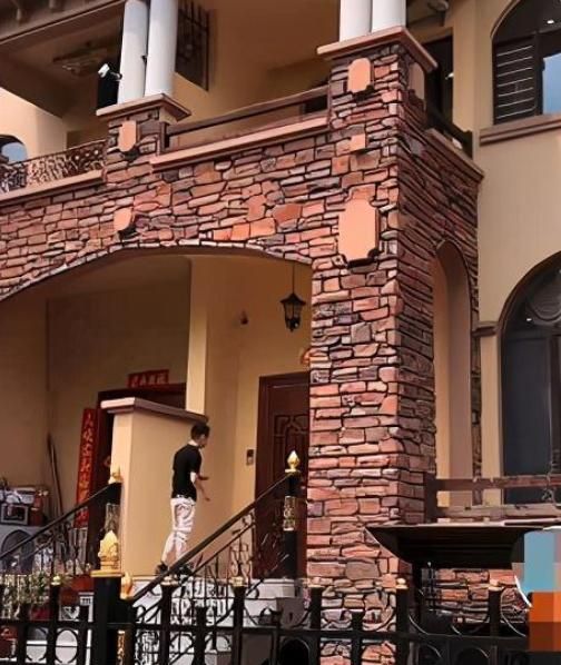 除此之外,这个豪宅内还有着休闲室,娱乐室,spa室可谓是应有尽有.