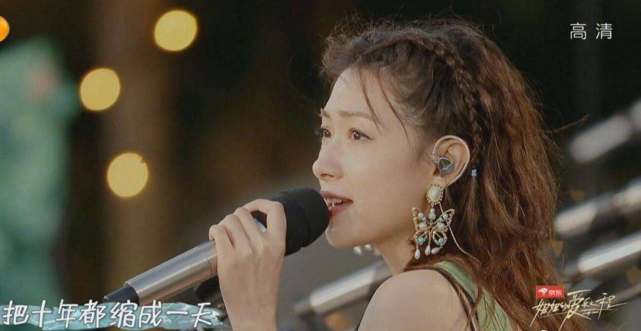 万茜创意四宫格自弹唱,鱼缸当道具,巧思满满,听完感觉好治愈