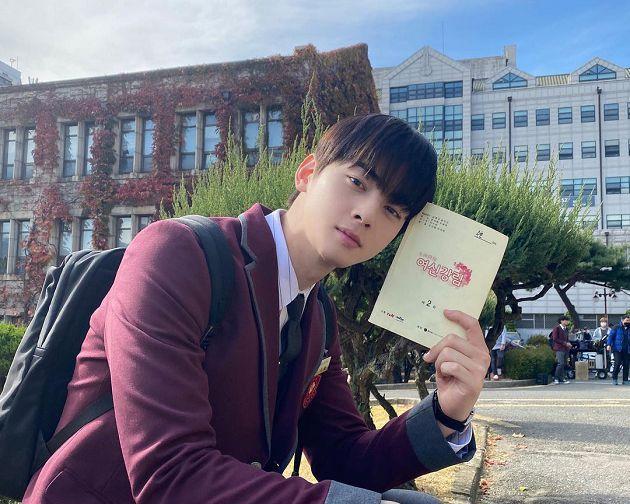 努力为《女神降临》造热度?车银优晒白衬衫照片,嘟嘴卖萌显油腻