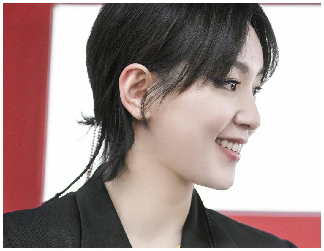 周笔畅浪姐2舞台唱跳眼神杀简直了皮肤状态确定35岁