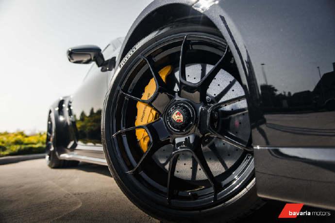 porsche 911 turbo s 全黑黄卡钳~这配色谁能不爱呢?-新浪汽车