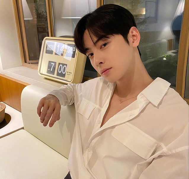 努力为《女神降临》造热度?车银优晒白衬衫照片,嘟嘴卖萌显油腻