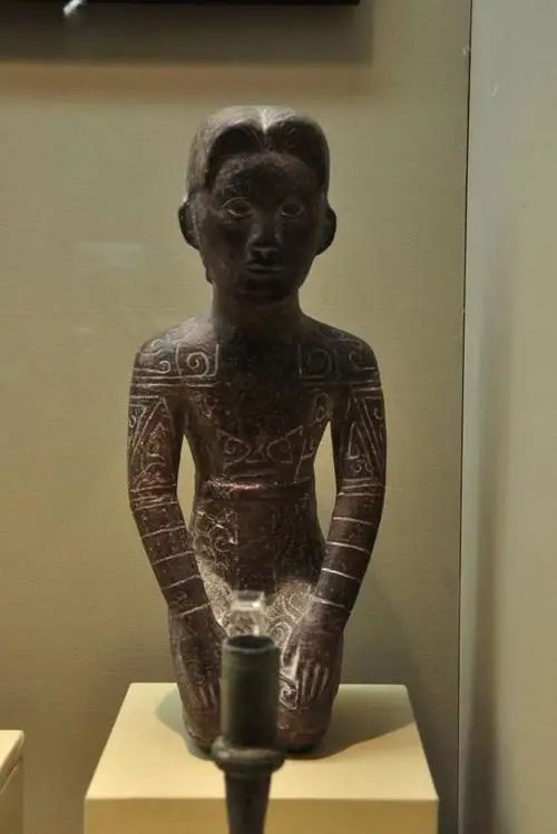 越人大概与吴人同源,不仅风俗相似,且都是断发文身,但文化更为弱后