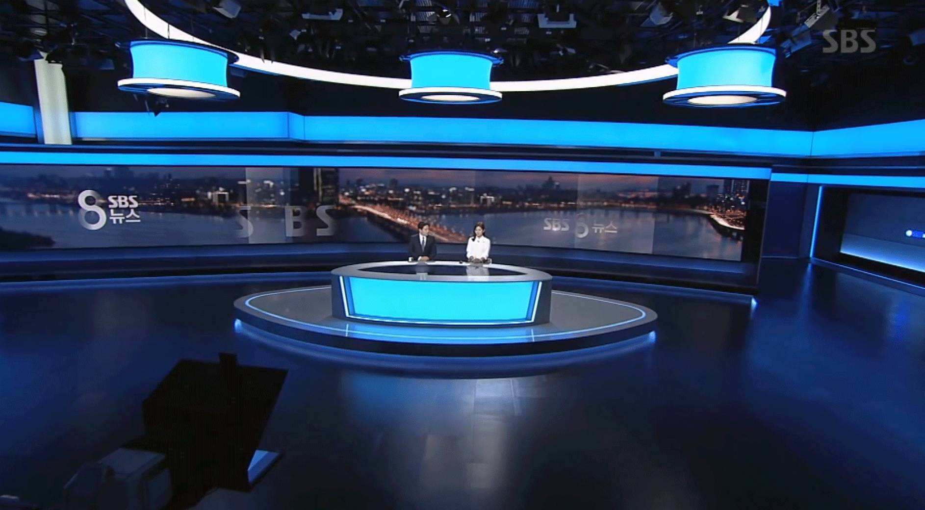 新闻节目主持人播报新闻内容时几乎不低头念稿,难道都背下来了?