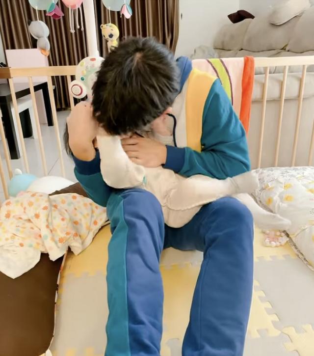 知名男星用嘴巴帮女儿吸鼻涕，奇葩行为引热议，网友：是什么味道休闲区蓝鸢梦想 - Www.slyday.coM