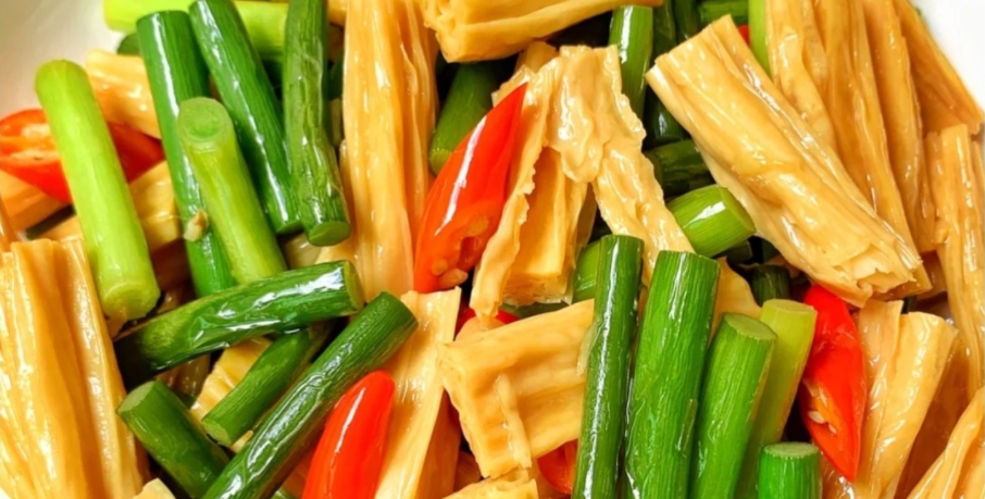 食材以及调味料的准备:蒜苔,腐竹,小米辣,小葱,大蒜,蚝油,生抽,盐