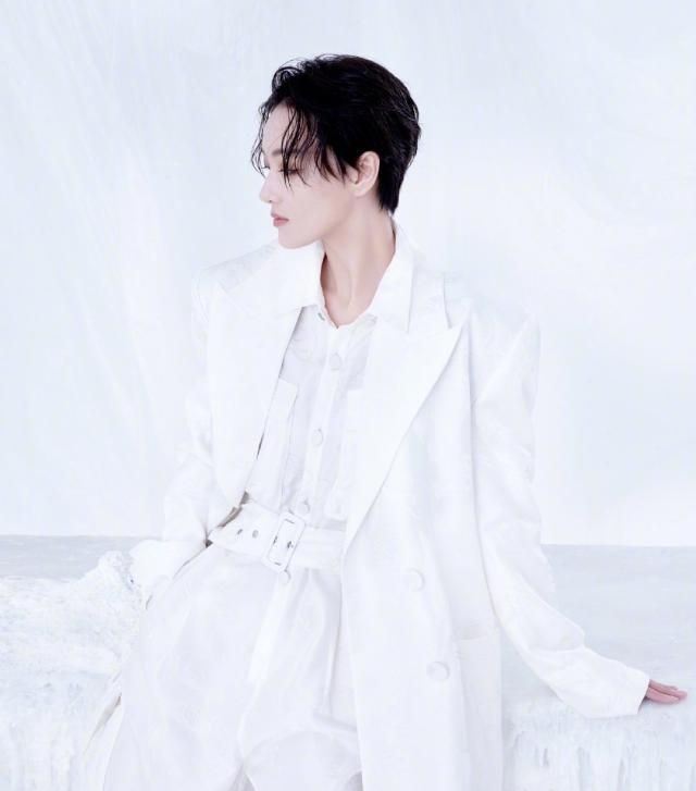 张馨予白色西装搭配零乱短发演绎帅气干练风清爽简单又高级