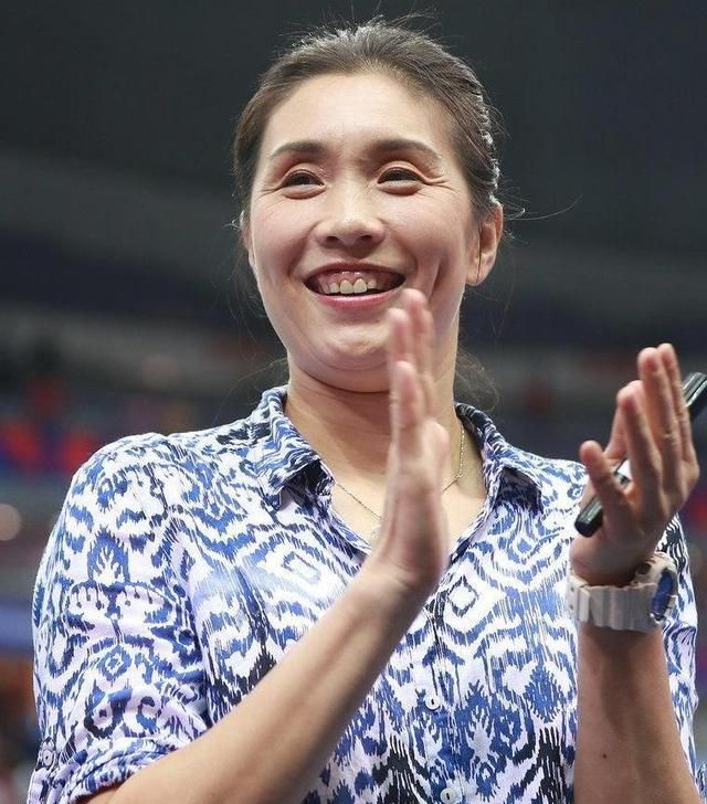 48岁女排名将孙玥美丽如初老公帅气两个女儿漂亮幸福美满
