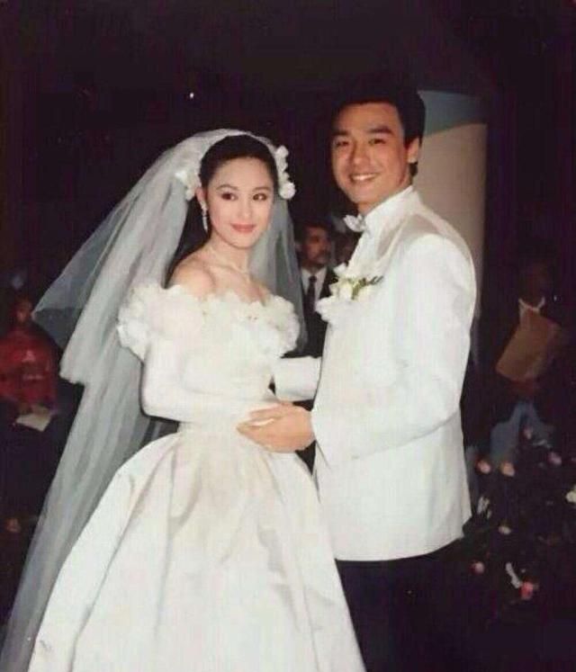 兩人戀愛沒多久,就在1988年結婚了,在那樣的年代,鍾鎮濤花了300萬港元